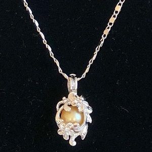 Flower pearl cage necklace